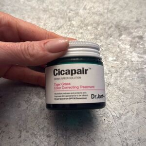 Tiger grass color correcting treatment